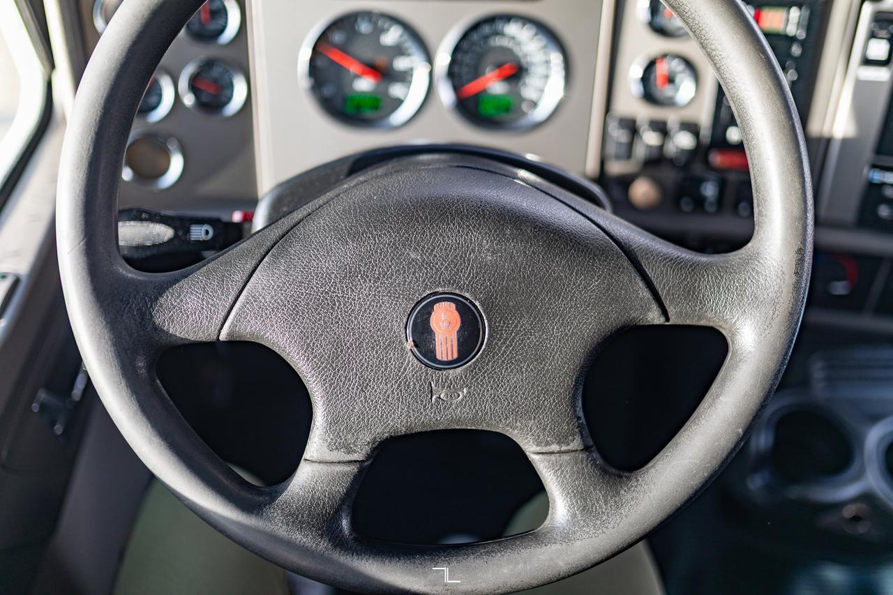 2013 Kenworth T-370 Daycab 26 Ft. Reefer Cube Van Diesel Red Deer AB