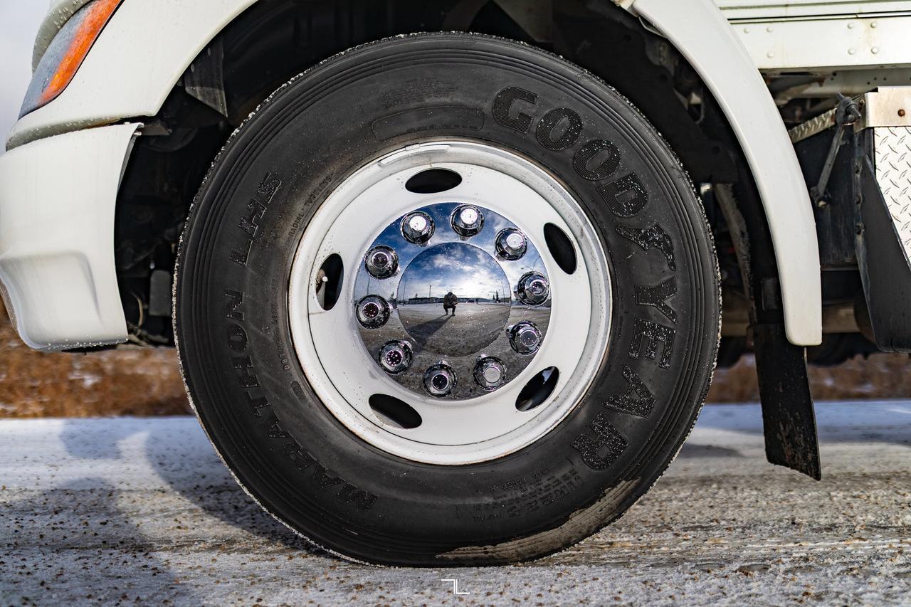 2013 Kenworth T-370 Daycab 26 Ft. Reefer Cube Van Diesel Red Deer AB