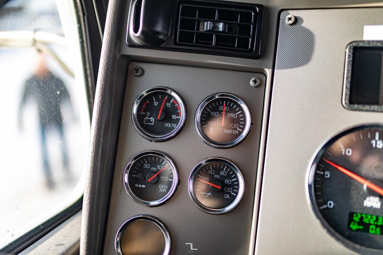 2013 Kenworth T-370 Daycab 26 Ft. Reefer Cube Van Diesel Red Deer AB