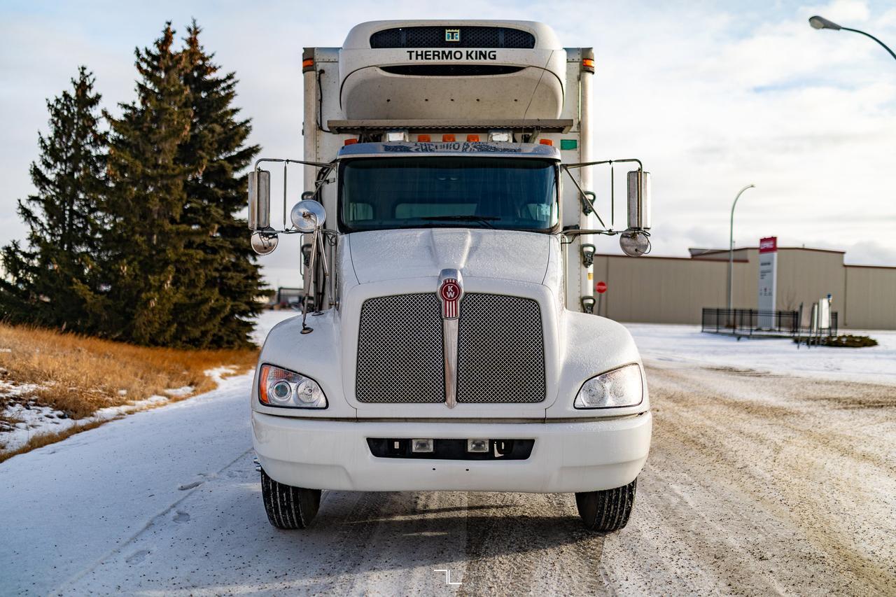 2013 Kenworth T-370 Daycab 26 Ft. Reefer Cube Van Diesel Red Deer AB