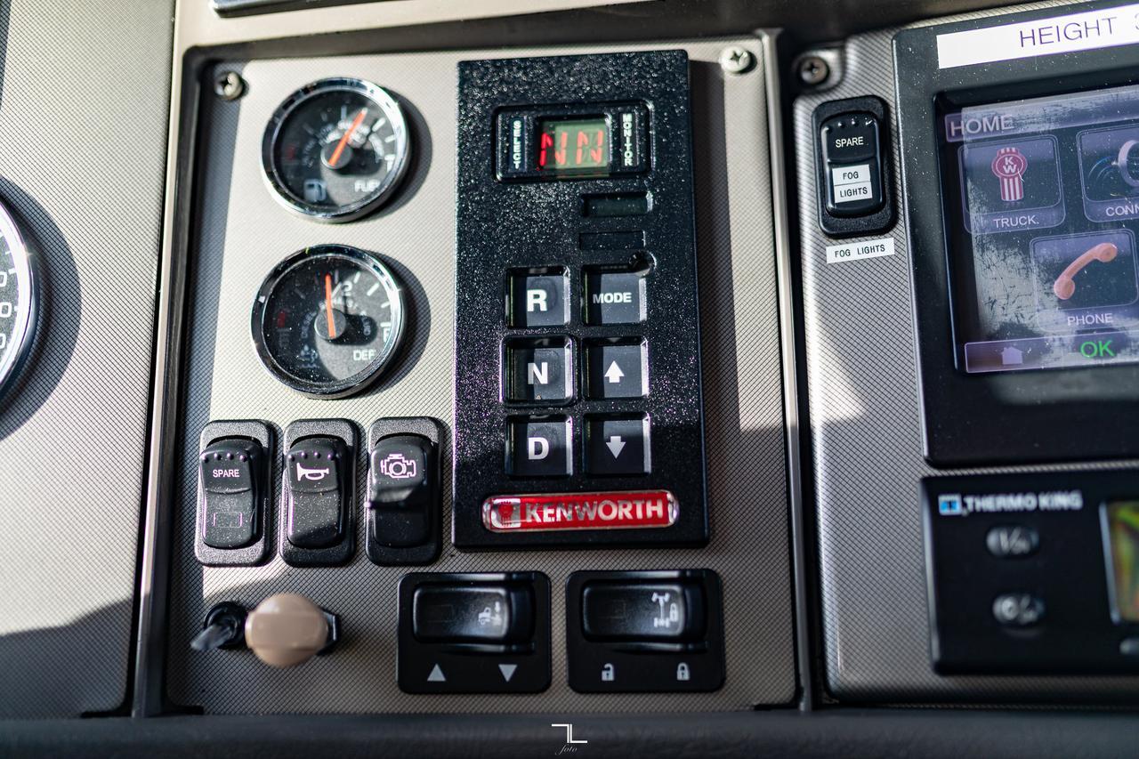 2013 Kenworth T-370 Daycab 26 Ft. Reefer Cube Van Diesel Red Deer AB