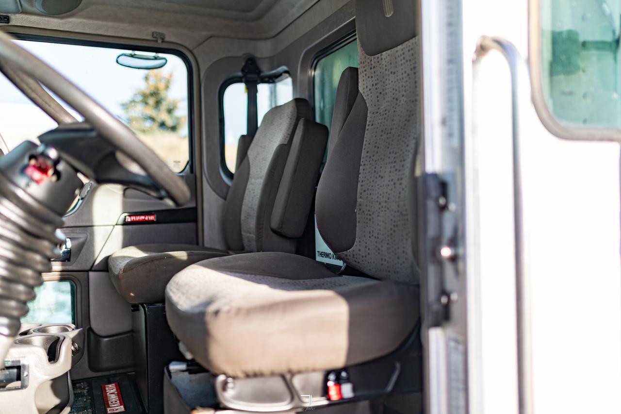 2013 Kenworth T-370 Daycab 26 Ft. Reefer Cube Van Diesel Red Deer AB