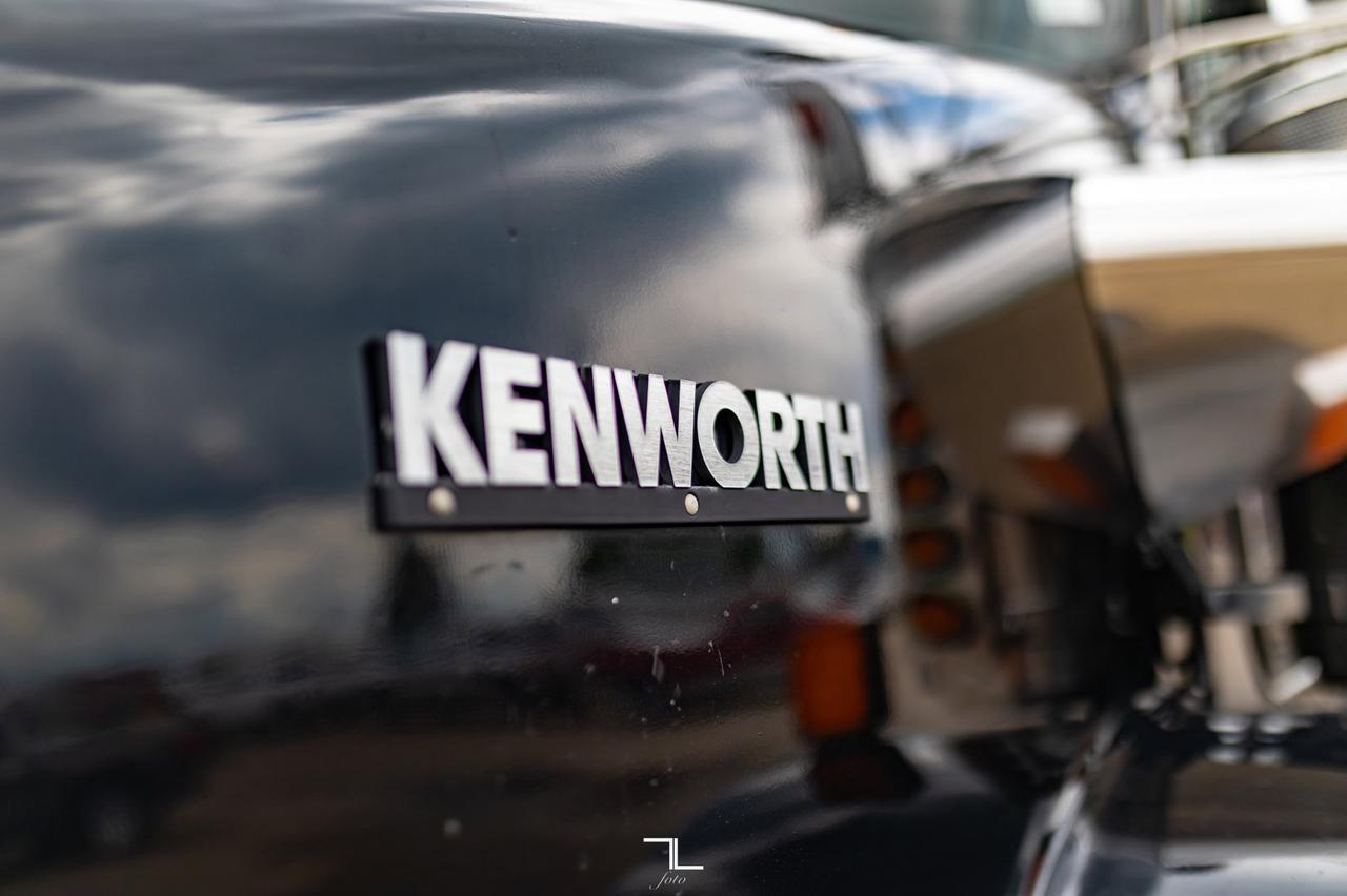 2013 Kenworth T-800 Day Cab Tractor Heavy Spec Red Deer AB