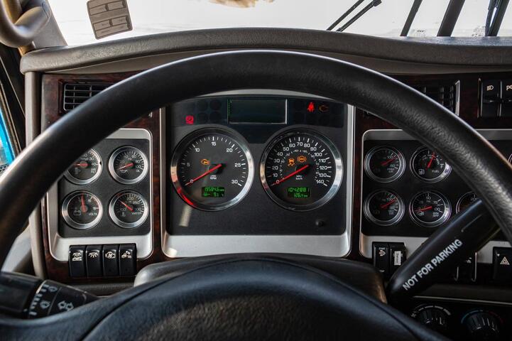 2013 Kenworth T-800 Heavy Spec Tractor/Sleeper Red Deer AB