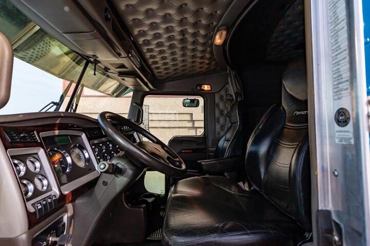 2013 Kenworth T-800 Heavy Spec Tractor/Sleeper Red Deer AB