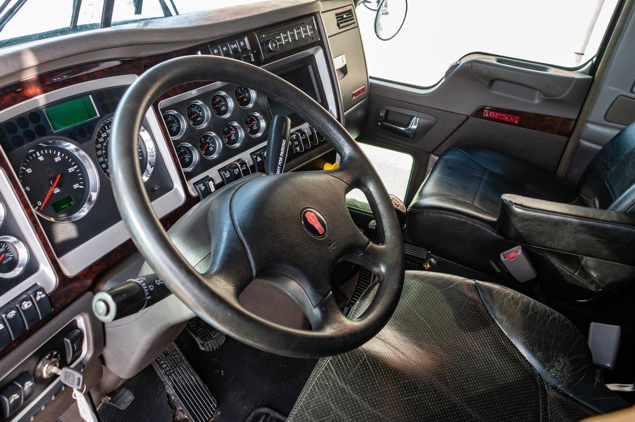 2013 Kenworth T-800 Heavy Spec Tractor/Sleeper Red Deer AB