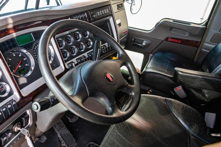 2013 Kenworth T-800 Heavy Spec Tractor/Sleeper Red Deer AB