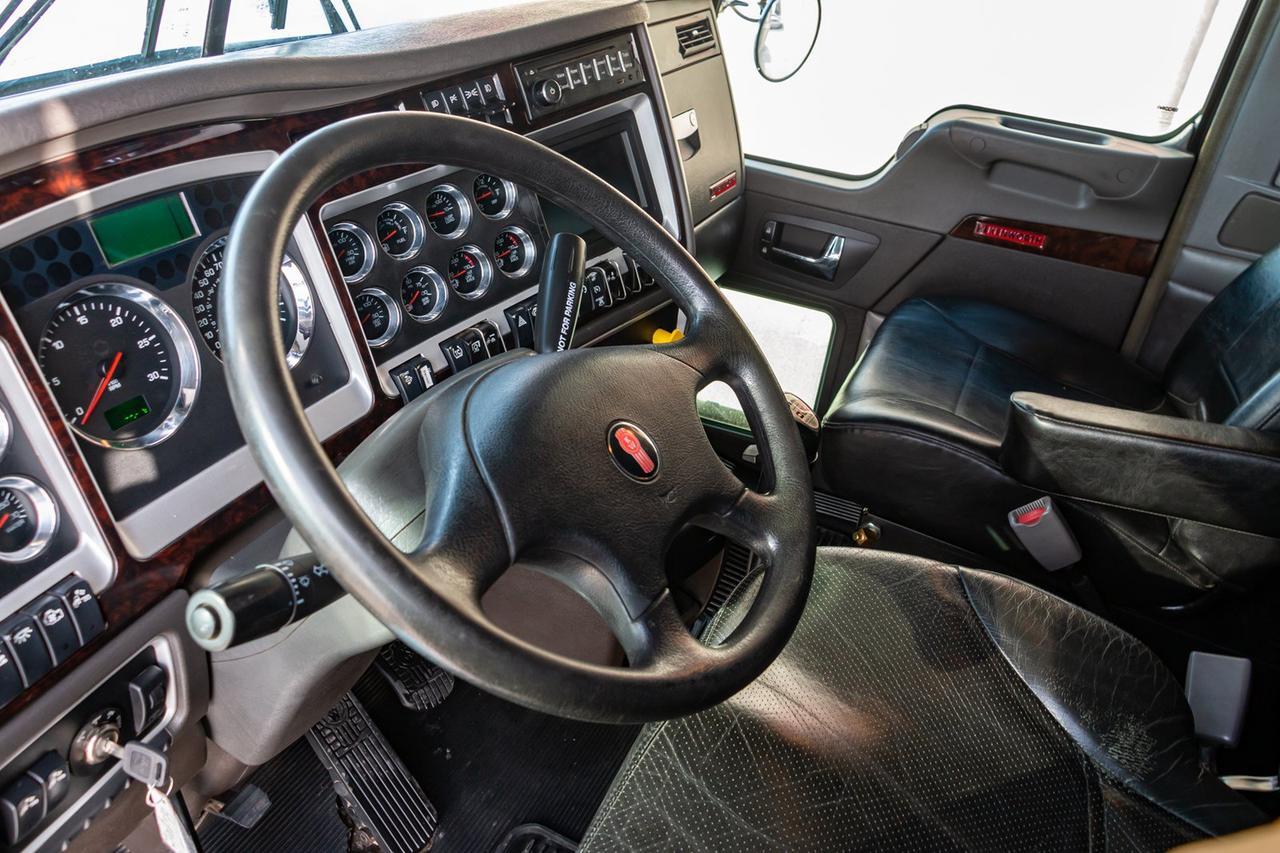 2013 Kenworth T-800 Heavy Spec Tractor/Sleeper Red Deer AB