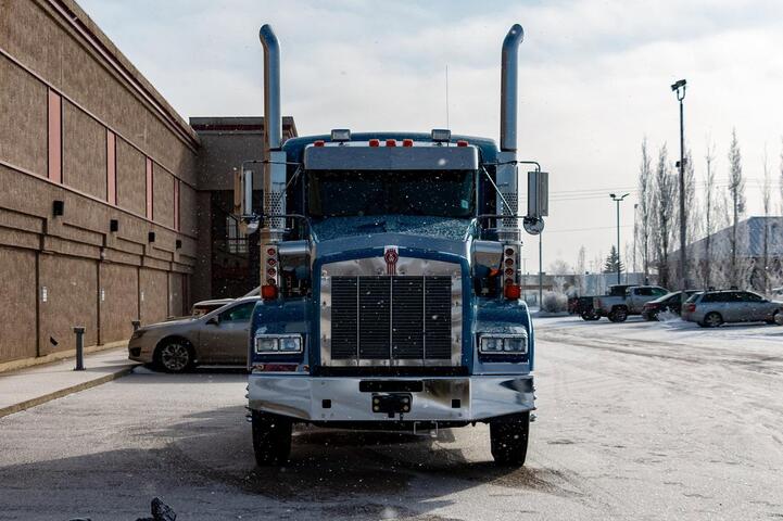 2013 Kenworth T-800 Heavy Spec Tractor/Sleeper Red Deer AB