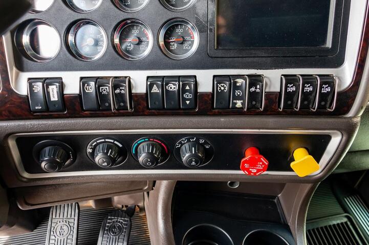 2013 Kenworth T-800 Heavy Spec Tractor/Sleeper Red Deer AB