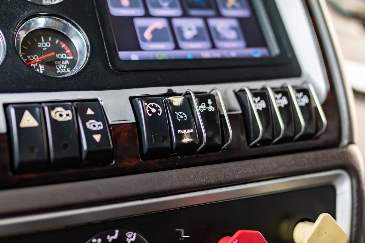 2013 Kenworth T-800 Heavy Spec Tractor Sleeper Red Deer AB