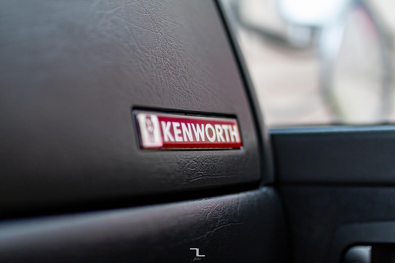 2013 Kenworth T-800 Heavy Spec Tractor Sleeper Red Deer AB