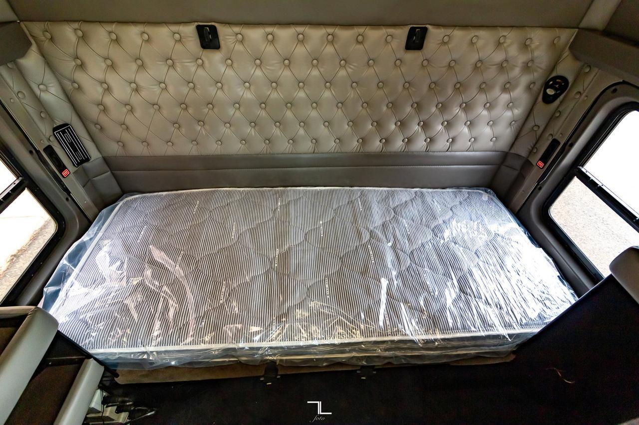 2013 Kenworth T-800 Heavy Spec Tractor Sleeper Red Deer AB