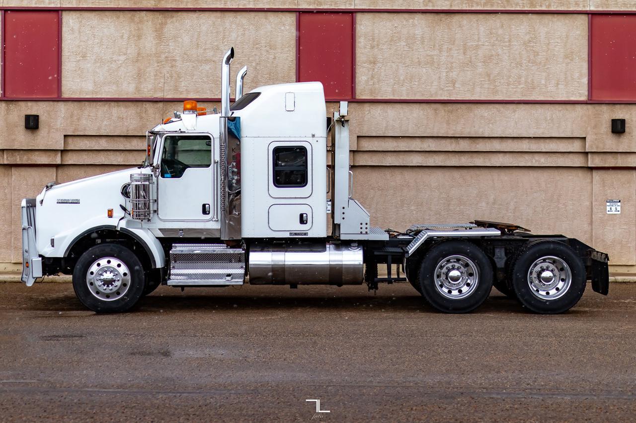 2013 Kenworth T-800 Heavy Spec Tractor Sleeper Red Deer AB