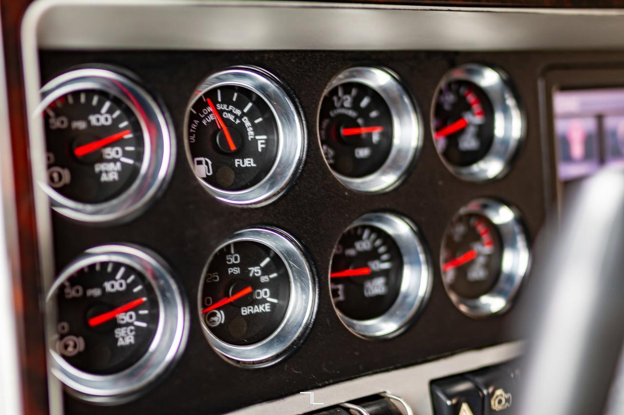 2013 Kenworth T-800 Heavy Spec Tractor Sleeper Red Deer AB