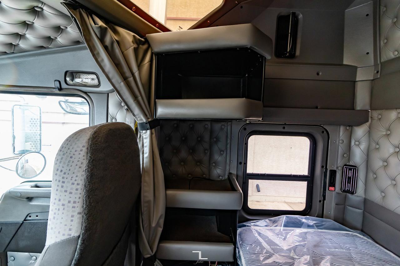 2013 Kenworth T-800 Heavy Spec Tractor Sleeper Red Deer AB