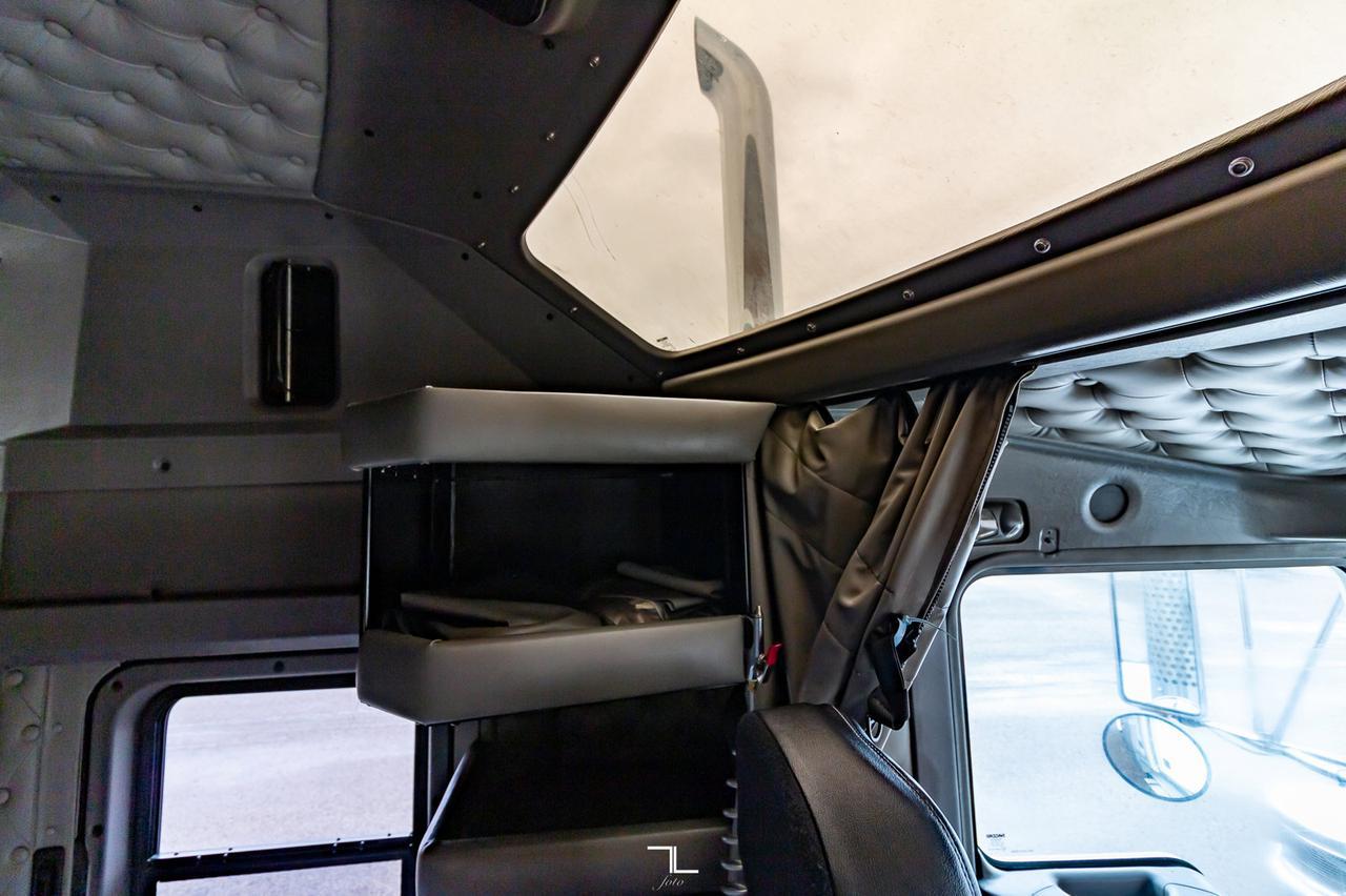 2013 Kenworth T-800 Heavy Spec Tractor Sleeper Red Deer AB