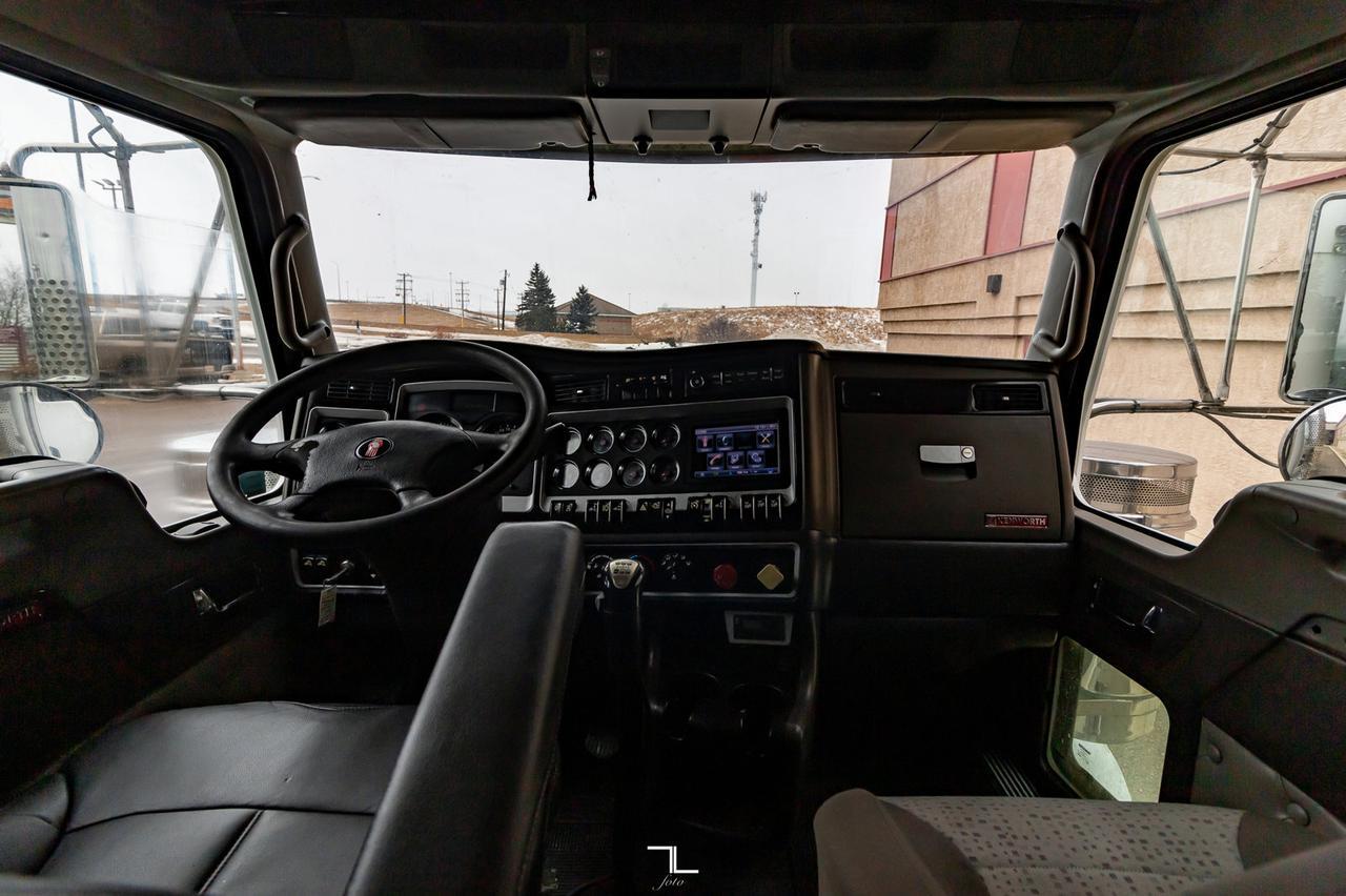 2013 Kenworth T-800 Heavy Spec Tractor Sleeper Red Deer AB