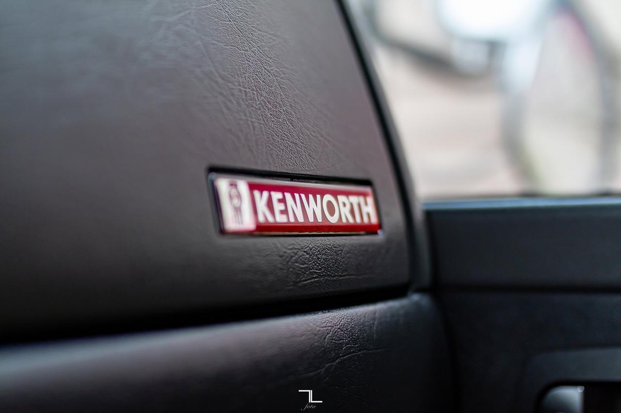 2013 Kenworth T-800 Heavy Spec Tractor Sleeper Red Deer AB