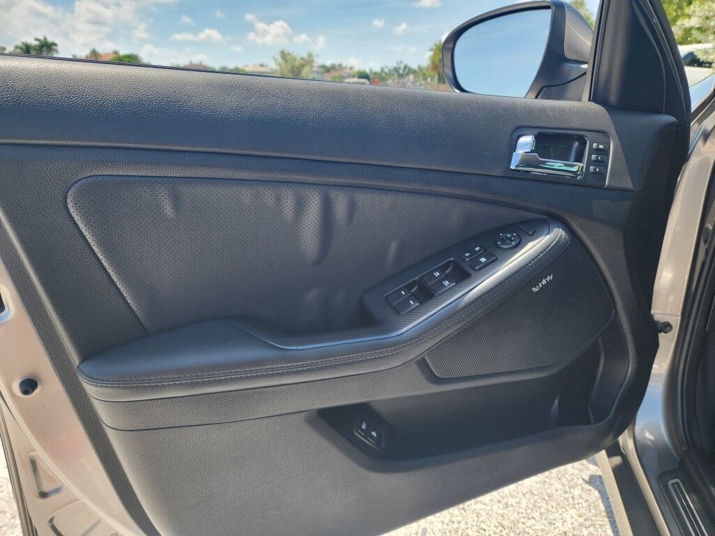 2013 Kia Optima SX w/Limited Pkg~LOW MILES~BLUETOOTH~CRUISE CONTROL~FOG LIGTHS~NAVIGATION SYSTEM~PANORAMIC MOONROOF / SUNROOF~REARVIEW CAMERA Sarasota FL