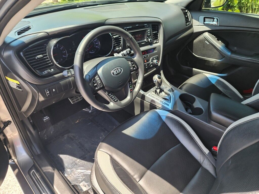 2013 Kia Optima SX w/Limited Pkg~LOW MILES~BLUETOOTH~CRUISE CONTROL~FOG LIGTHS~NAVIGATION SYSTEM~PANORAMIC MOONROOF / SUNROOF~REARVIEW CAMERA Sarasota FL