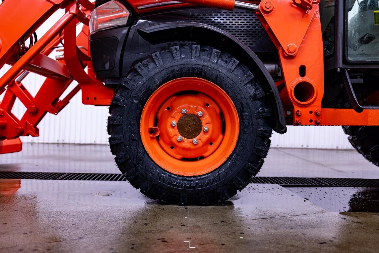 2013 Kubota L4740 4WD Tractor Loader Bucket Diesel Red Deer AB