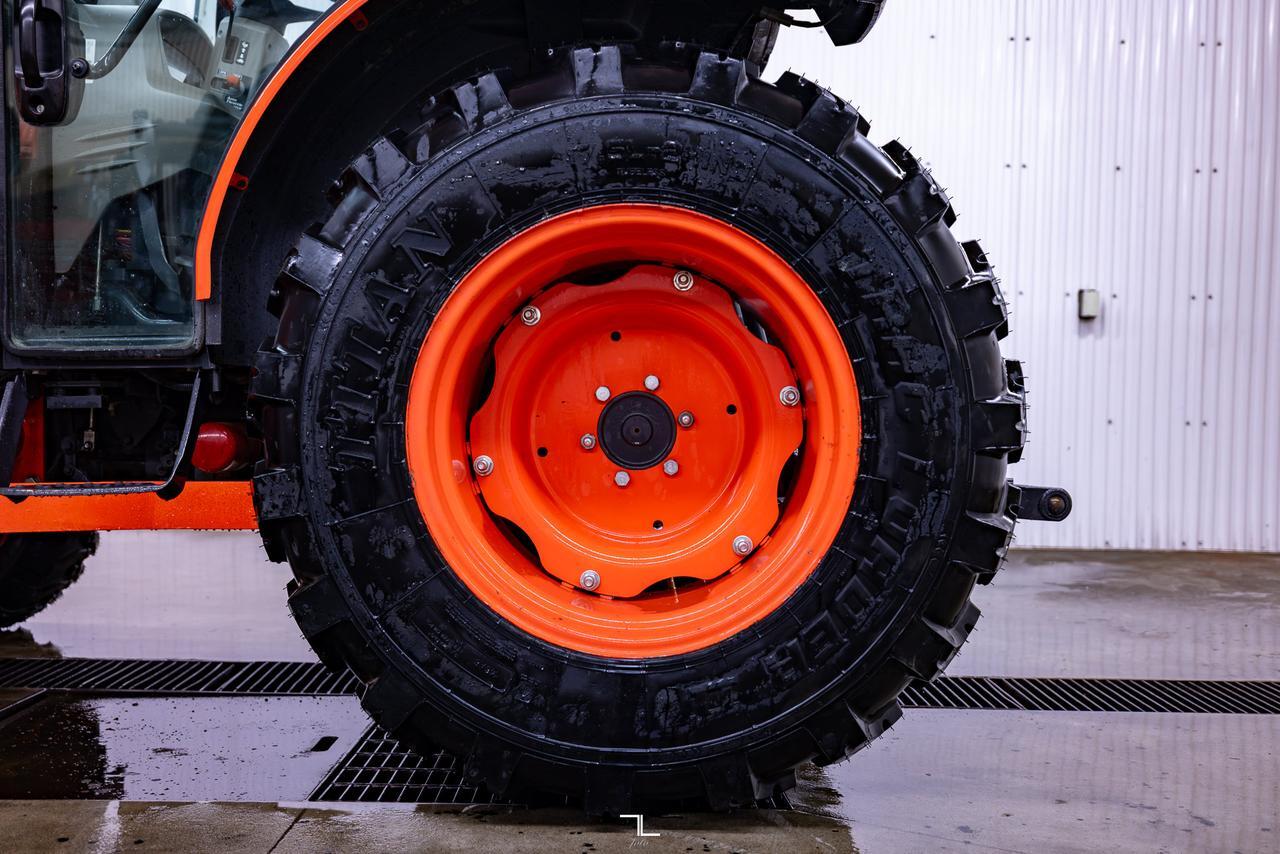 2013 Kubota L4740 4WD Tractor Loader Bucket Diesel Red Deer AB