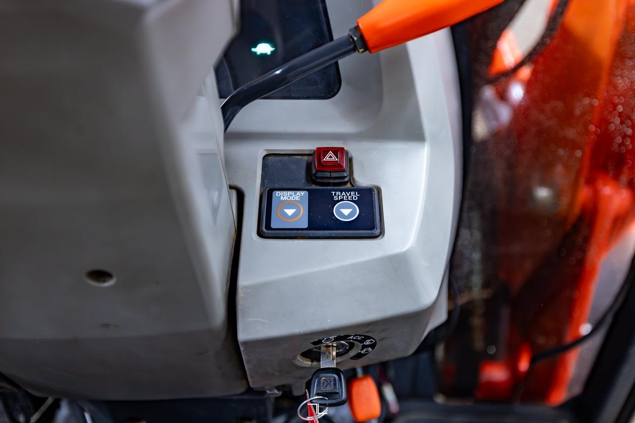 2013 Kubota L4740 4WD Tractor Loader Bucket Diesel Red Deer AB