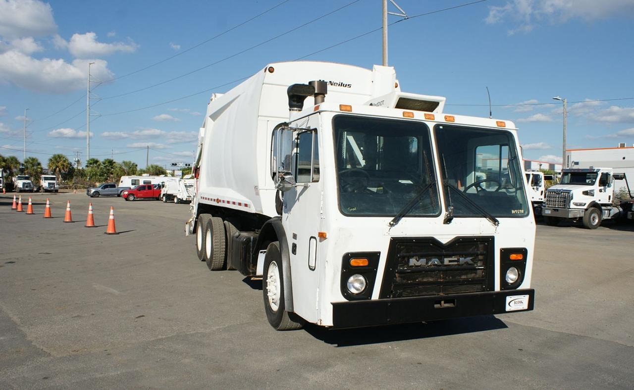 2013 Mack LEU613 25 yd McNeilus Rear Loader Garbage Truck