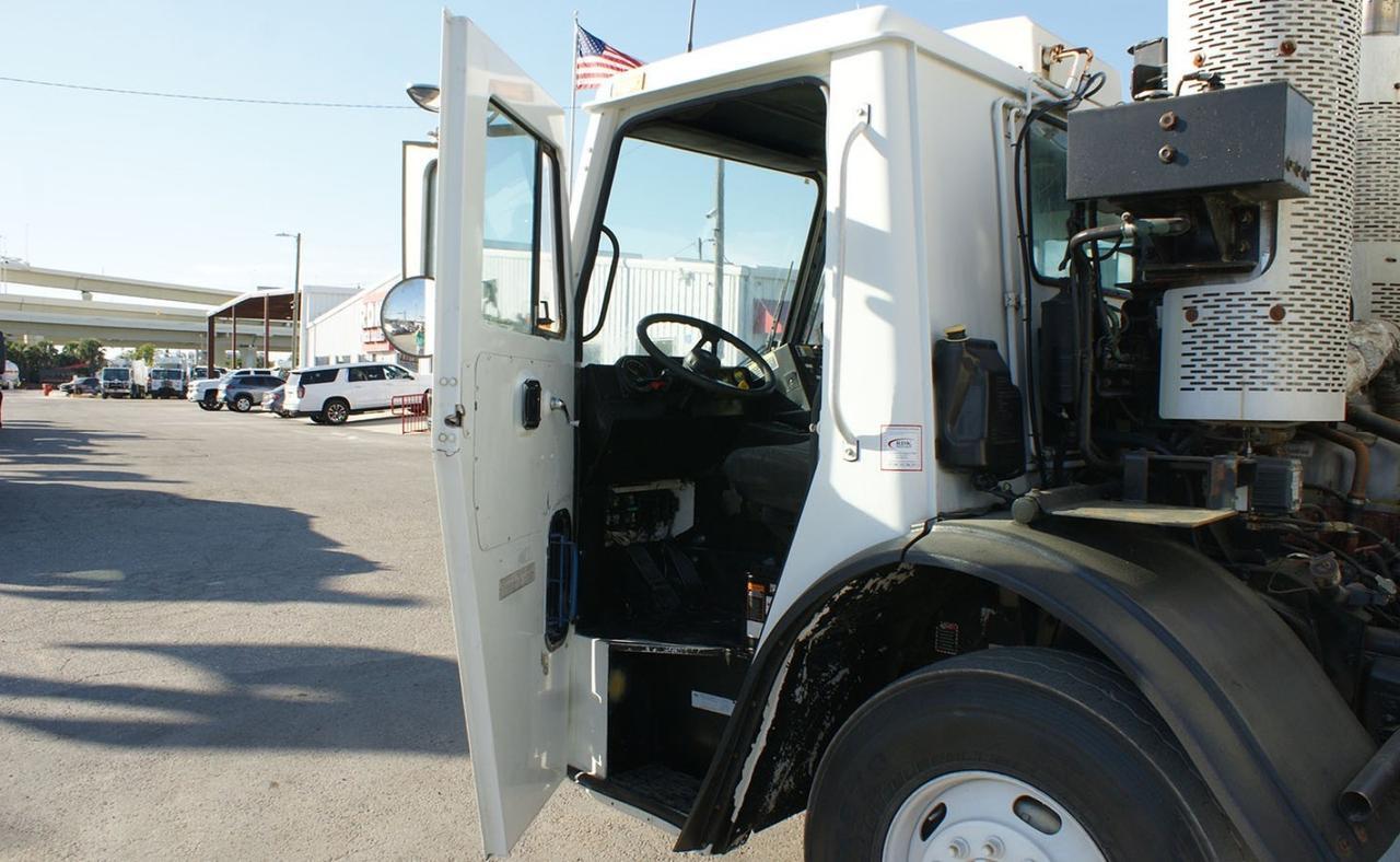 2013 Mack LEU613 25 yd McNeilus Rear Loader Garbage Truck Tampa FL