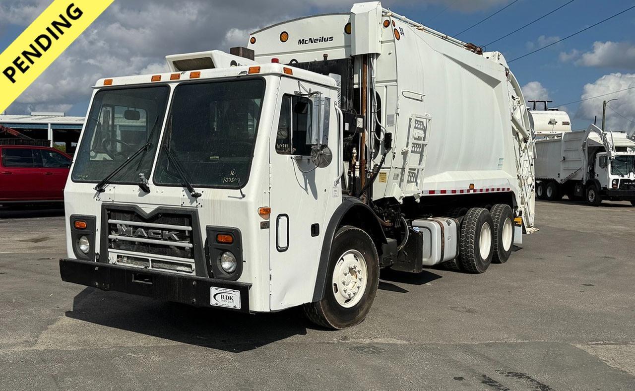 2013 Mack LEU613 25 yd McNeilus Rear Loader