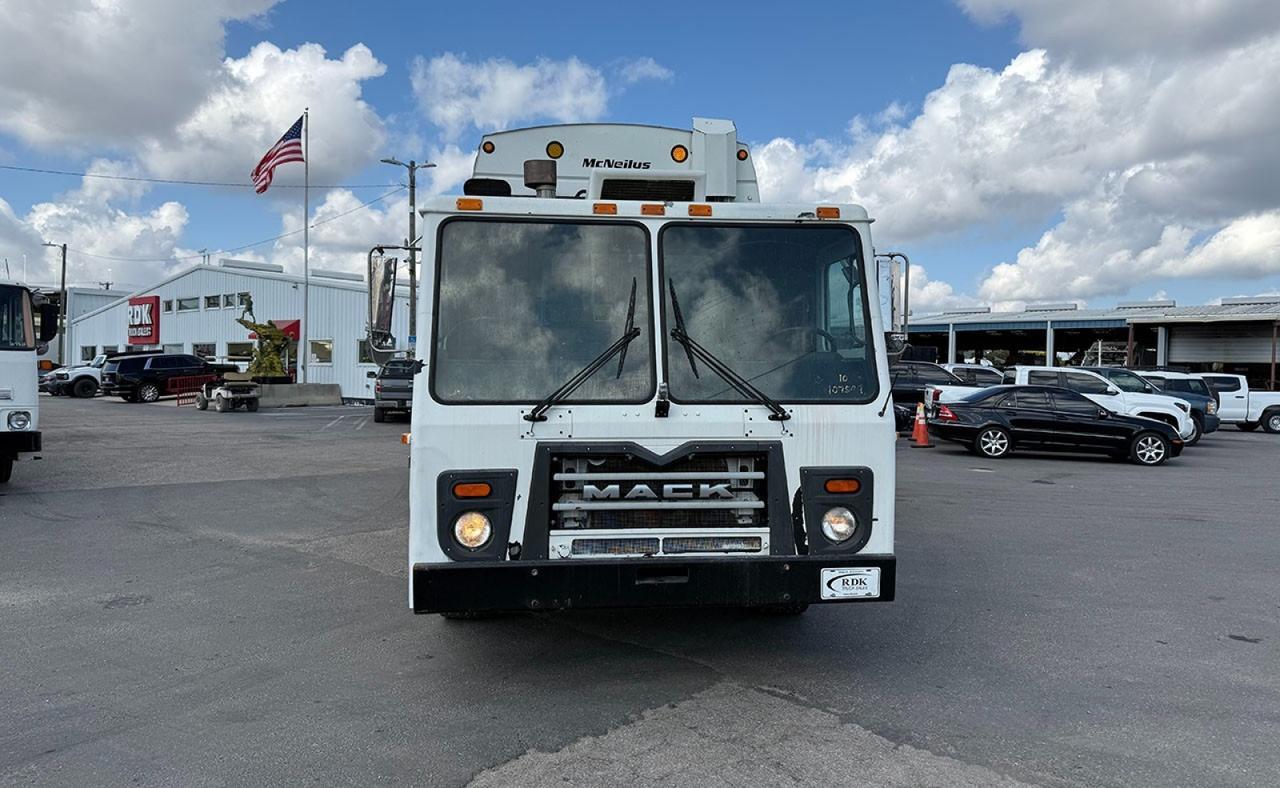2013 Mack LEU613 25 yd McNeilus Rear Loader