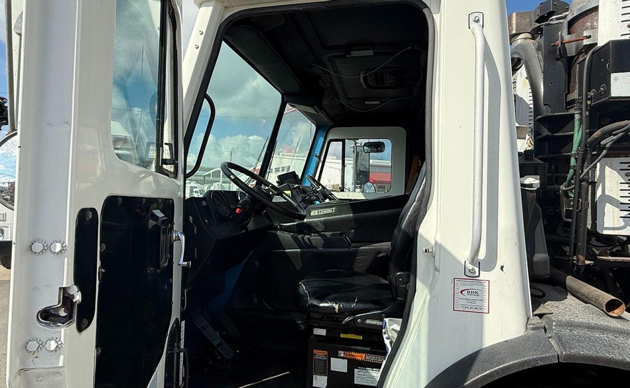 2013 Mack LEU613 25 yd McNeilus Rear Loader Tampa FL