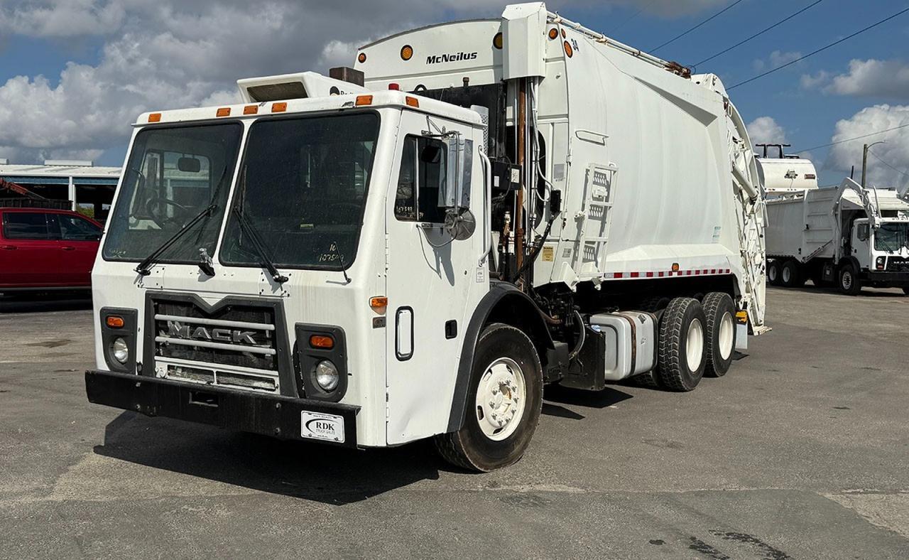2013 Mack LEU613 25 yd McNeilus Rear Loader