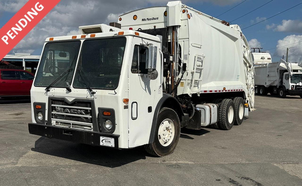 2013 Mack LEU613 25 yd McNeilus Rear Loader