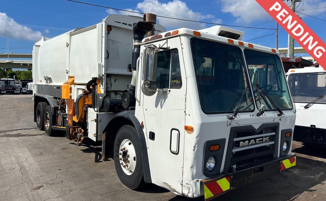 2013 Mack LEU613 31 yard Labrie Side loader