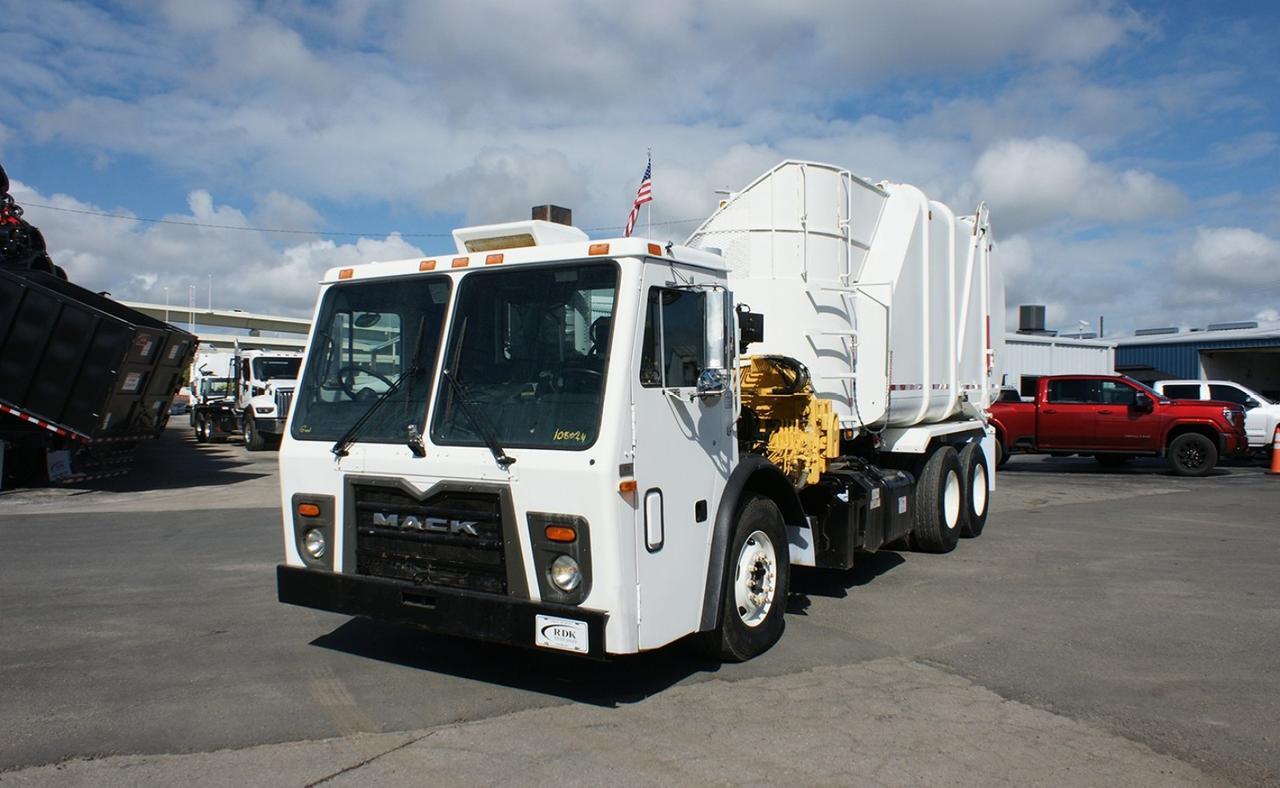 2013 Mack LEU613 37 yd. Heil Side Loader Garbage Truck