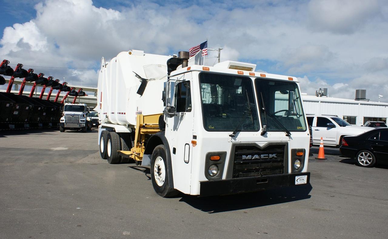 2013 Mack LEU613 37 yd. Heil Side Loader Garbage Truck