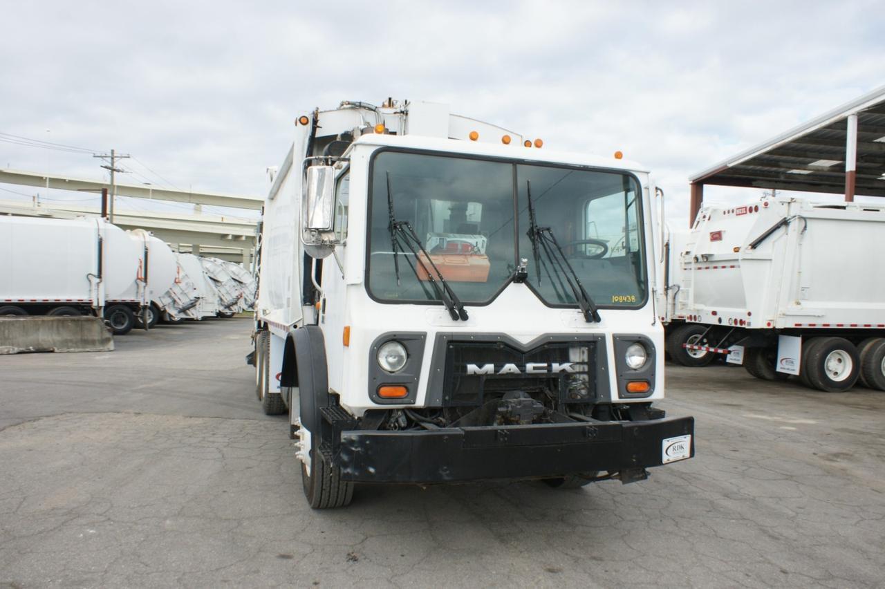 2013 Mack MRU613 25 yd EZ Pack Rear Loader Garbage Truck