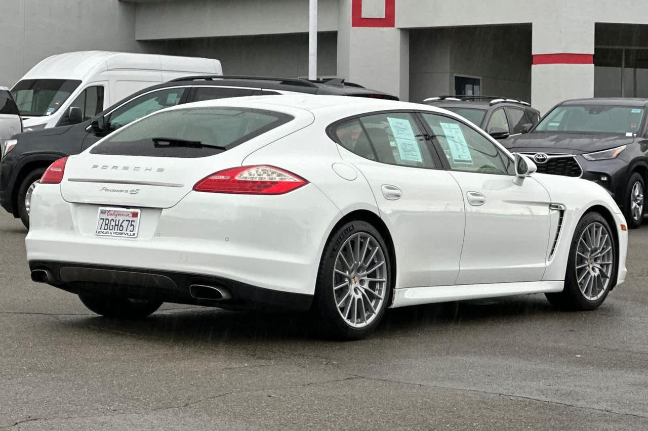 2013 Porsche Panamera Base photo 2