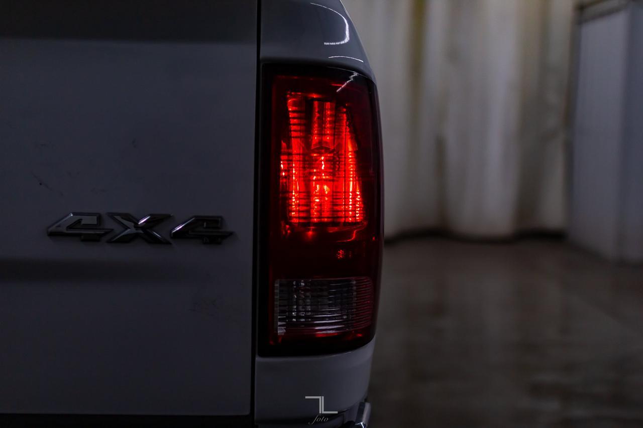 2013 Ram 1500 4x4 Crew Cab SLT HEMI Red Deer AB
