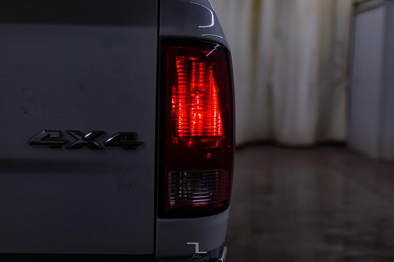 2013 Ram 1500 4x4 Crew Cab SLT HEMI Red Deer AB