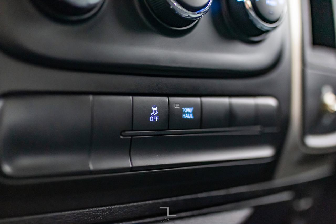 2013 Ram 1500 4x4 Crew Cab SLT HEMI Red Deer AB