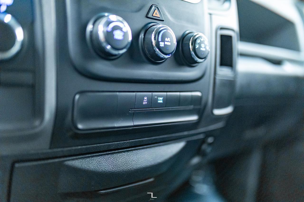 2013 Ram 1500 4x4 Crew Cab SXT HEMI Red Deer AB