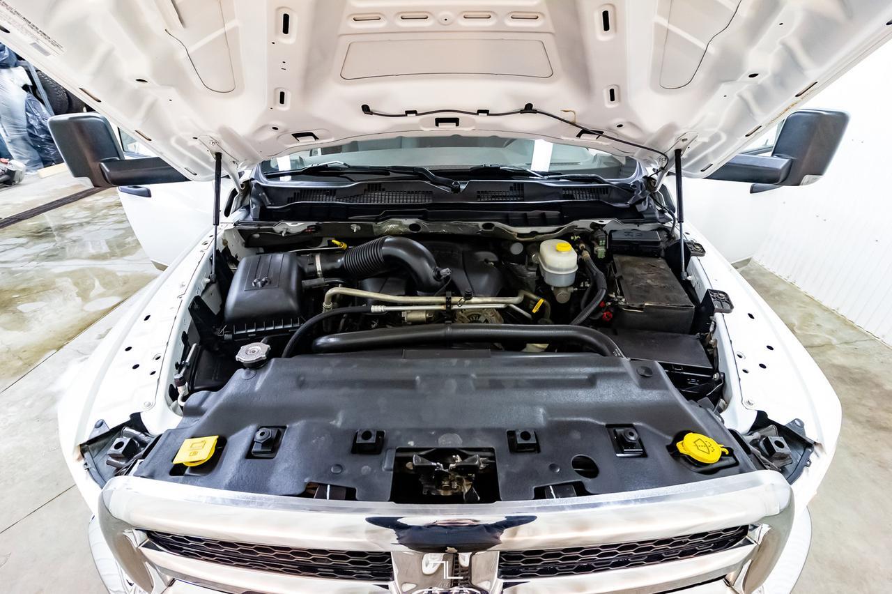 2013 Ram 3500 4x4 Crew Cab ST Dually Deck HEMI Red Deer AB