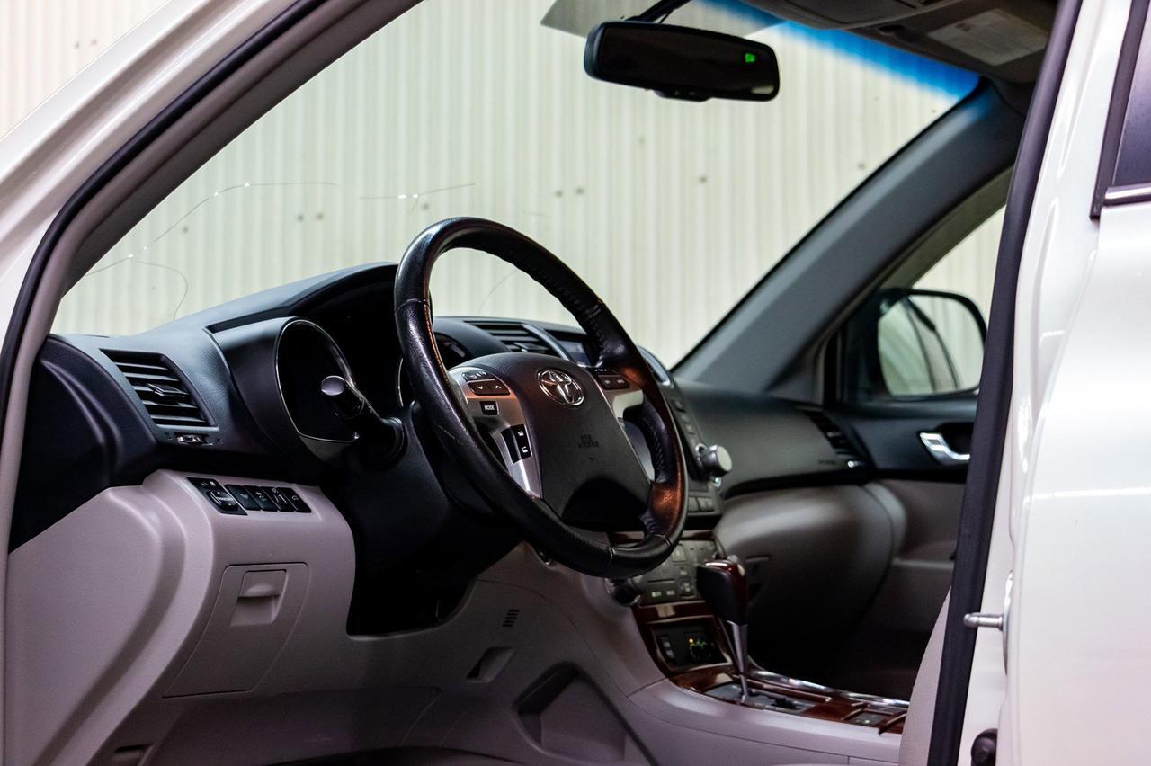 2013 Toyota Highlander AWD Limited 3rd Row Leather Roof nav Red Deer AB