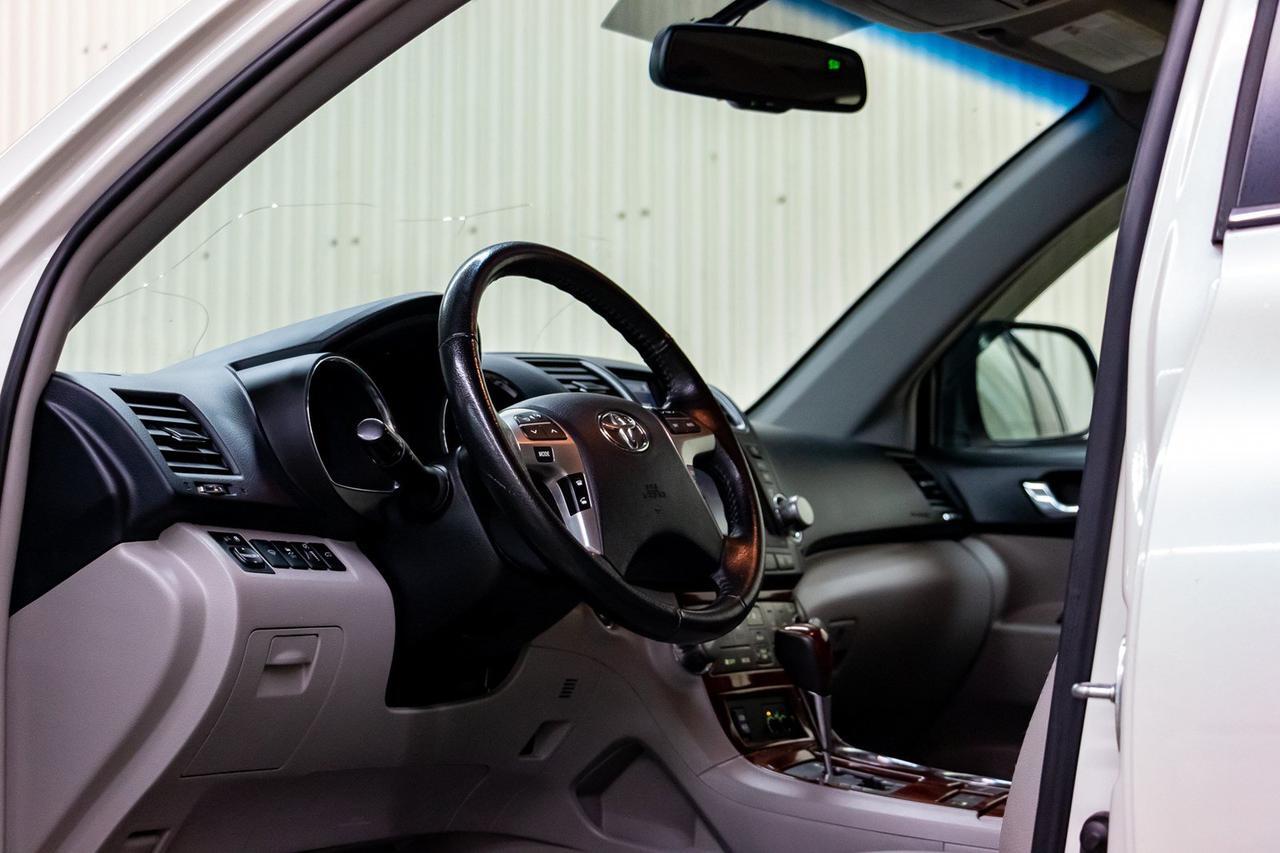 2013 Toyota Highlander AWD Limited 3rd Row Leather Roof nav Red Deer AB