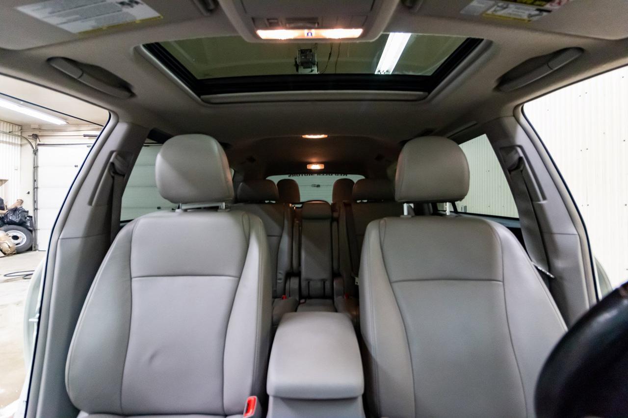 2013 Toyota Highlander AWD Limited 3rd Row Leather Roof nav Red Deer AB