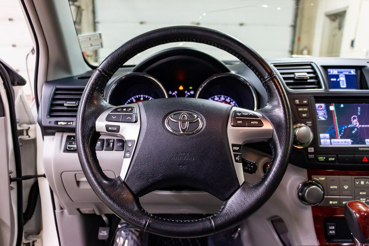2013 Toyota Highlander AWD Limited 3rd Row Leather Roof nav Red Deer AB