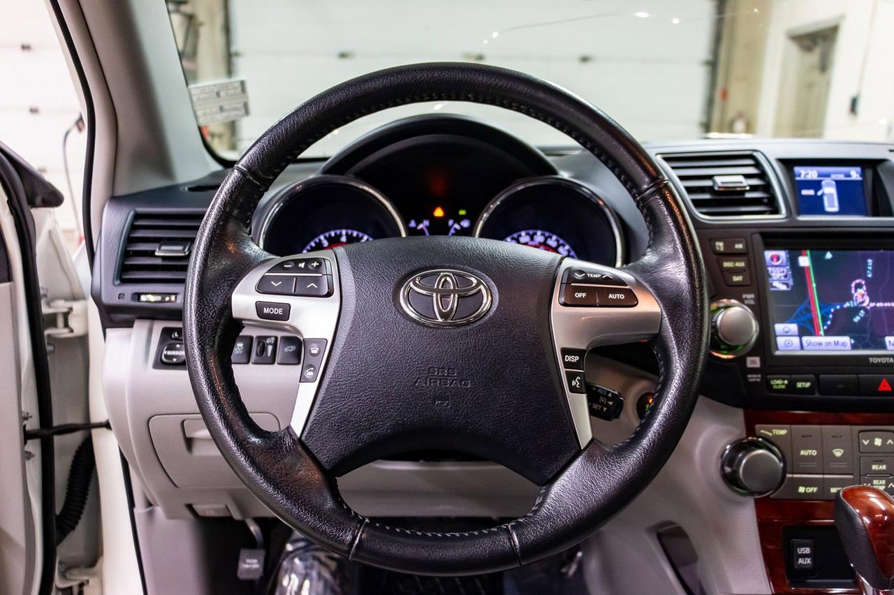 2013 Toyota Highlander AWD Limited 3rd Row Leather Roof nav Red Deer AB